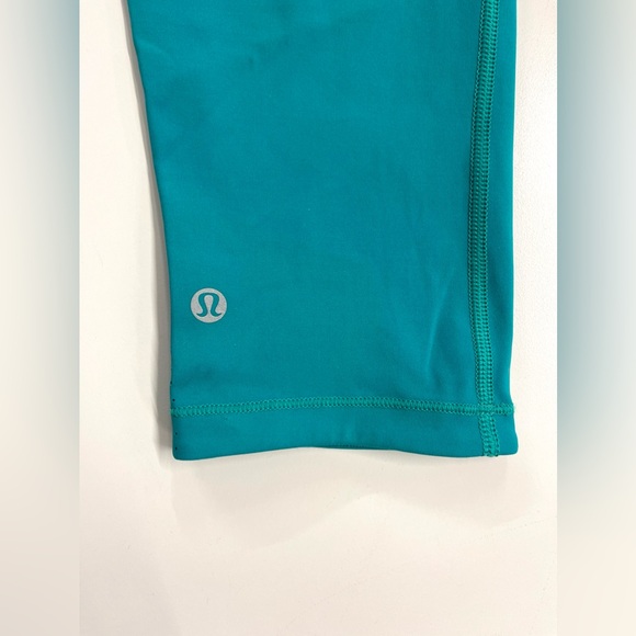 Lululemon Smooth Stride Crop Capri Legging 17” Viridian Green/Black Turquoise - Picture 8 of 11